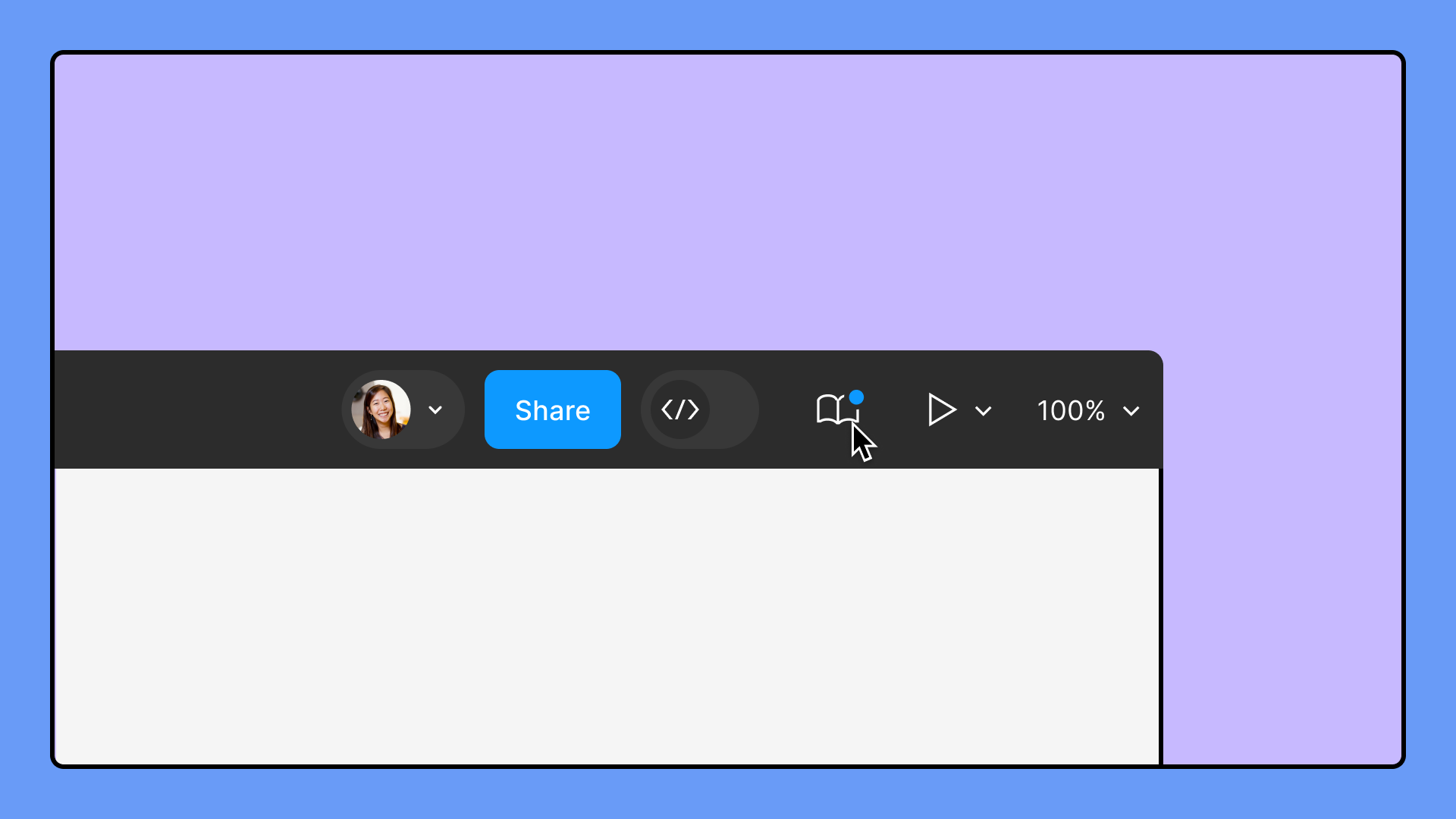Una imagen ampliada de la barra de herramientas superior en Figma. Un cursor pasa sobre el icono de bibliotecas, que se muestra como un libro abierto. Hay un punto azul en la esquina superior derecha del icono de bibliotecas.